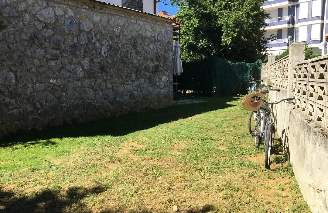 Casa con Jardín con 2 alojamientos, con jardines no compartidos y aparcamiento privado-1